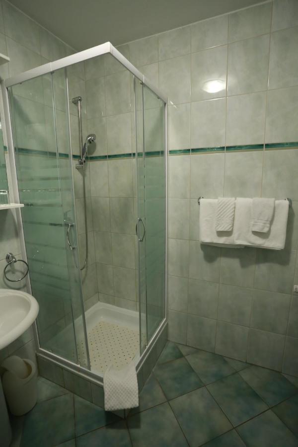 오시예크 Rustika Sobe B&B 외부 사진